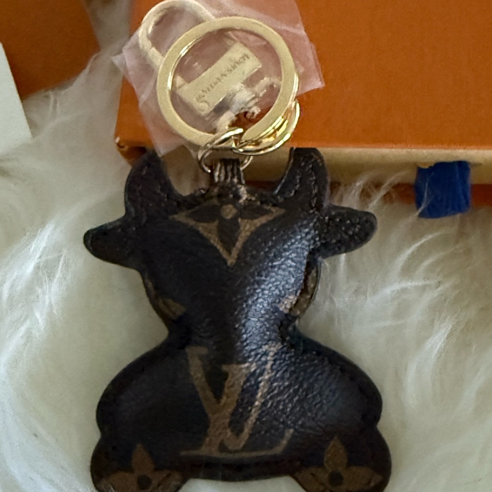Louis Vuitton- BNIB Full Inclusion Black and Brown Monogram Bull Keychain - Picture 6 of 8